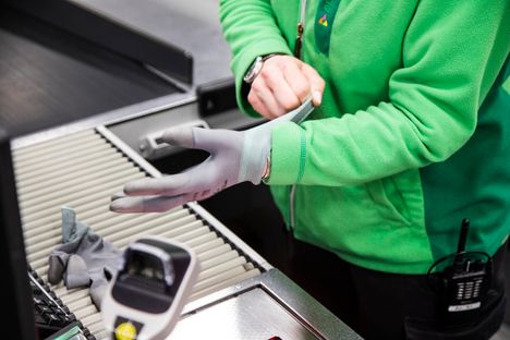 Merja Kauhasen tutkimuksessa palvelu- ja myyntityötä tekevät korostuivat heissä, jotka tekevät useampaa kuin yhtä työtä. Kuvituskuva.