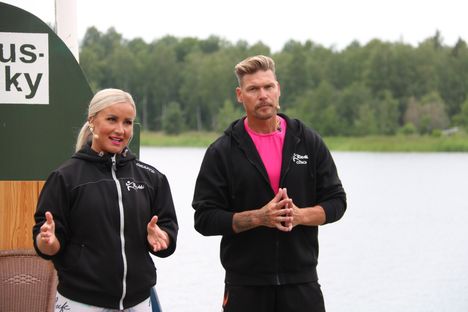 Aki ja Rita avaavat podcastissa ajatuksiaan rahasta.