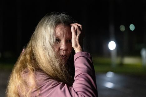 Milla Vanhala on joutunut luopumaan selkä- ja polvileikkausten takia ratsastamisesta, mutta koirat pitävät liikkeellä. ”Mulla ei ole enää turpaterapiaa, on vaan tassuterapiaa.”