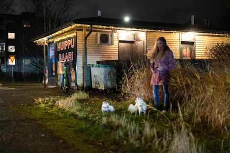 Milla Vanhalan ja hänen koiriensa Yukin (vas.) ja Cindyn iltalenkki kulkee Huippubaarin ohi. Baari on nimensä mukaisesti lähellä Liipolan korkeinta kohtaa.