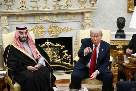 Donald Trump ja Mohammed bin Salman vastasivat median kysymyksiin presidentin työhuoneessa Oval Officessa.