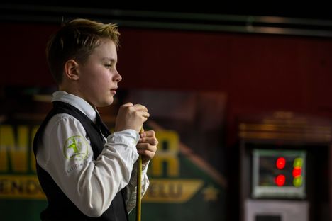 Vilho Ylitalon mielestä biljardilajeissa vaikeinta on keskittyminen. Nuori taituri myöntää, että lyöntiä linjatessaan hän on joskus liian hätäinen.