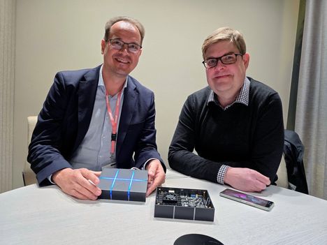 Jollan hallituksen puheenjohtaja Antti Saarnio (vas.) ja toimitusjohtaja Sami Pienimäki esittelivät syksyllä 2024 ensimmäistä Mind2-laitetta.