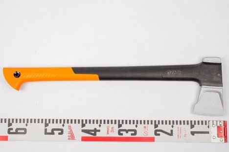 Poliisin epäillyiltä takavarikoitu kirves.