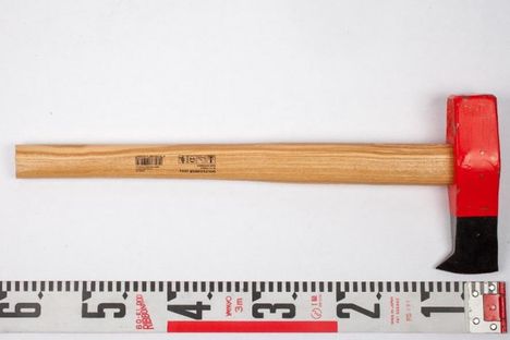 Poliisin epäillyiltä takavarikoitu halkaisukirves.