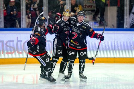 Leevi Tukiainen (kesk.) dominoi SM-liigan maalipörssiä.