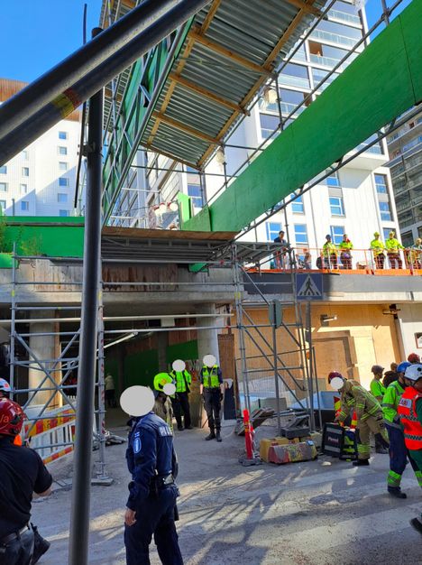 Kuva esitutkinta-aineistossa osoittaa, miten sillan pohja on pudonnut. Poliisi on lisännyt harmaat pallot ihmisten kasvojen peitoksi.