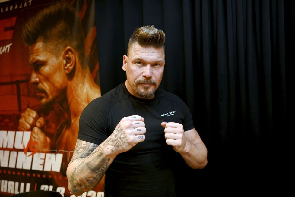 Aki Mannisen (kuvassa) ja Mika ”Immu” Ilménin nyrkkeilyottelu on sekoitus urheilua ja viihdettä. Kamppailun tiedotustilaisuus oli humoristinen ja muistutti tyyliltään roastia. Häkkiin kävellään pilke silmäkulmassa, mutta kyse on silti rankasta suorituksesta, johon valmistaudutaan monta kuukautta. Sitä seurataan kuin tositelevisiota konsanaan.