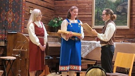 Sari Honkonen ja Niilo Oikari luovuttivat Airi Niemelälle (keskellä) Vuoden 2025 keskisuomalainen pelimanni -tunnustuksen Keski-Suomen Kansanmusiikkiyhdistyksen 65-vuotiskonsertin yhteydessä.