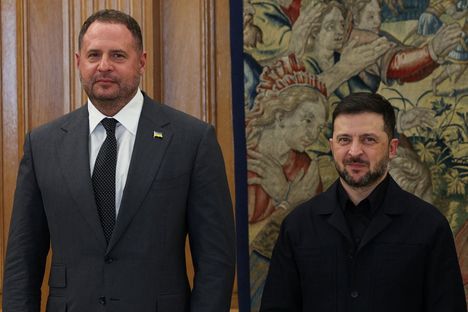 Kansliapäällikkö Andri Jermak (vas.) ja presidentti Volodymyr Zelenskyi vierailivat tiistaina Madridissa.