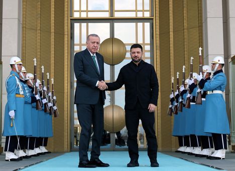 Zelenskyi tapasi keskiviikkona Ankarassa Turkin presidentin Recep Tayyip Erdoganin. Hän on viime päivinä vieraillut myös useissa muissa liittolaismaissa. Lähteiden mukaan Zelenskyi sai alkuviikosta tiedon uudesta rauhansopimusluonnoksesta.
