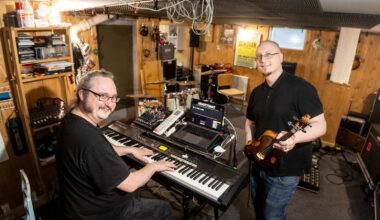 Anssi Tikanmäen musiikki soi muistokonserteissa – pojat jatkavat säveltäjäisän perintöä - Koti