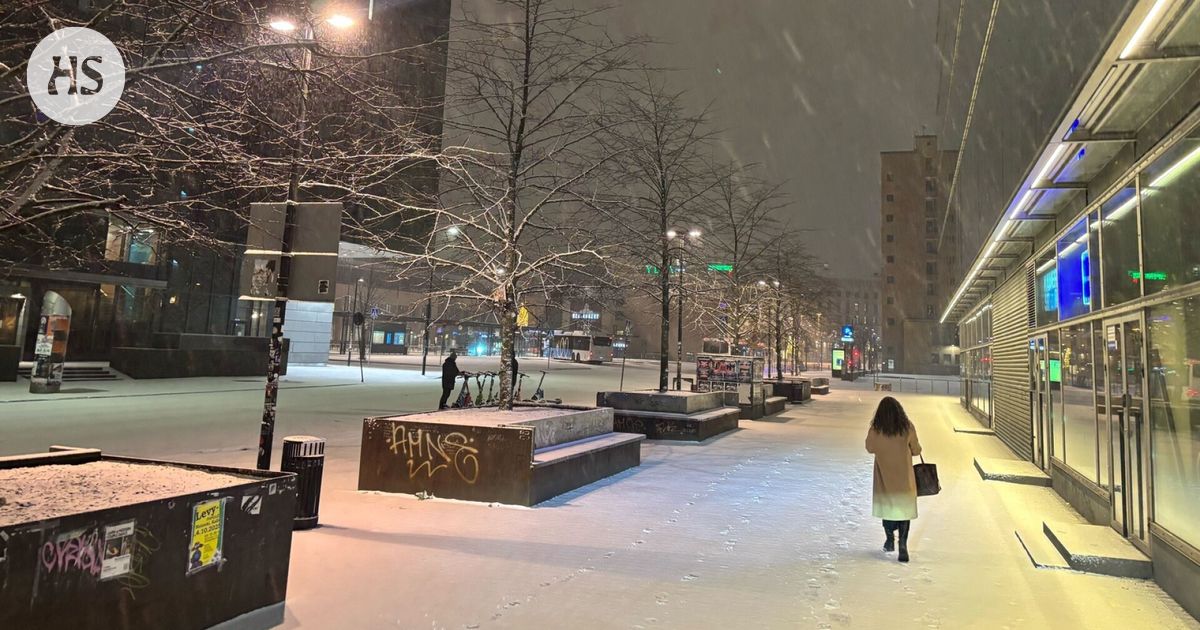 Helsingissä lumisade, autoilijoille varoitus ajokelistä