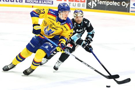 Smits debytoi SM-liigassa keväällä 2025 ja pelasi Jukurien riveissä Pelicansia vastaan myös playout-sarjassa.