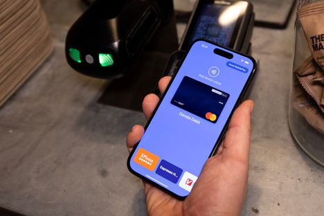 Jos MobilePay-sovellukseen on tallennettu myös etukortti, tulee se lukea ennen maksamista.