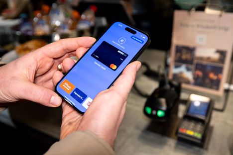 Jos MobilePay-sovellukseen on tallennettu myös etukortti, täytyy se nykyisellään lukea erikseen ennen maksamista.