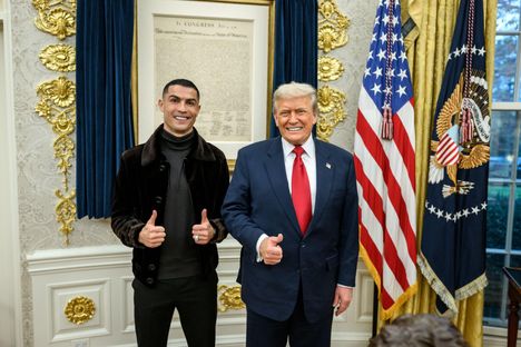 Tilastojen mukaan Trump on kolme senttiä Ronaldoa pidempi.