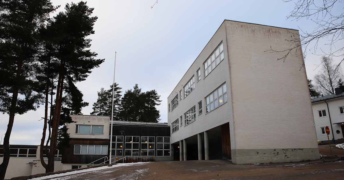 Alvar Aallon suunnittelema Tehtaanmäen koulu sai suojelu­päätöksen Kouvolassa – koulu lopetti viime keväänä | Kymenlaakso