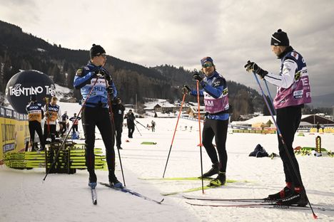 Niilo Moilanen (vas.) ja Suomen valmennusjohtoon kuuluvat Ville Oksanen ja Teemu Pasanen Lago di Teseron hiihtostadionilla tammikuussa.