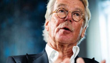 Ykkösaamun vieraana Björn Wahlroos – mitä haluaisit kysyä häneltä? | Talous