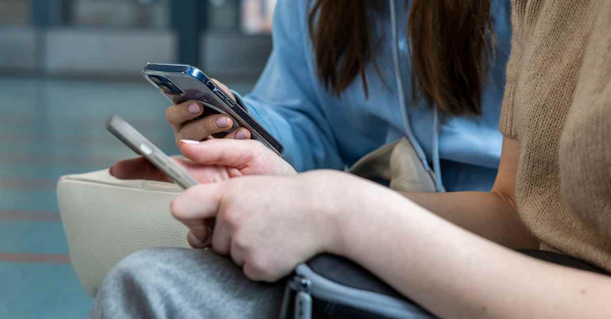 Jyväskylä kieltää kännykät myös yläkoulujen välitunneilla – rehtori epäilee totaalikiellon järkevyyttä | Keski-Suomi