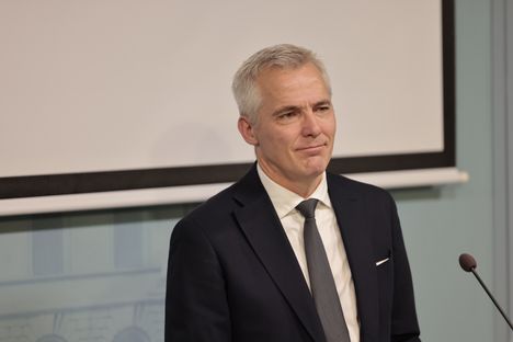 Opetusministeri Anders Adlercreutz (r) sanoo, että kriisin keskellä on vaikeampi arvioida tilannetta kuin muutamaa vuotta kriisin jälkeen. Adlercreutzin mukaan on selvää, että talouden elvyttäminen oli liiallista ja jatkui liian pitkään.