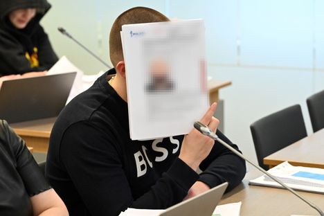 Syytetty peitteli kasvojaan oikeudessa aiemmin tänä vuonna.