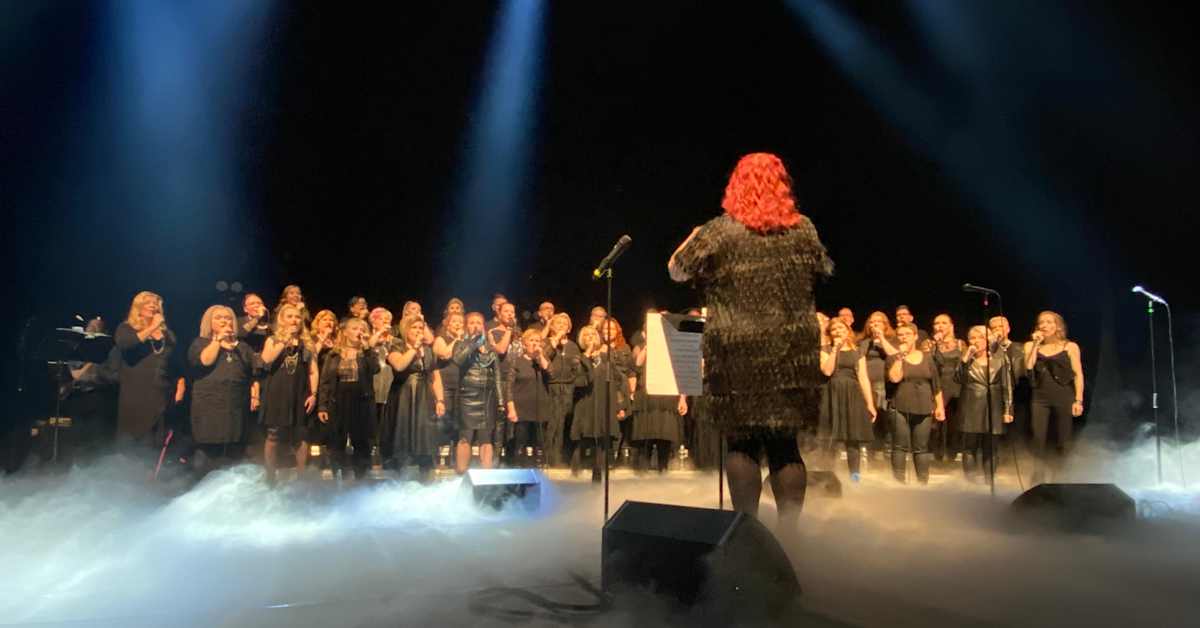 Varkautelaisten kuoroharra­stajien lavashow’sta tuli jättimenestys – kiertävät nyt esiintymässä tuhansille | Kotimaa