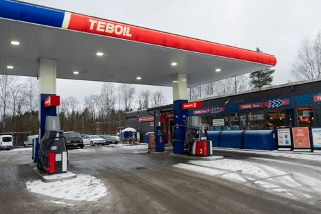 Pakilan Teboilin polttoainemittarit ovat huputettuina eikä valopylväässä näy enää polttoaineen hintojakaan.