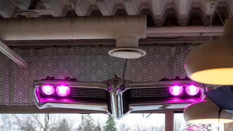 Polttoainemittarit seisovat pihalla toimettomina.