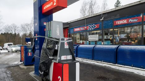 Pumppujen päällä on teipatut muovit.