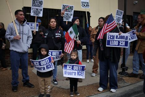 Mielenosoittajia Chicagossa. ICE:n toimintaa on vastustettu ja sitä vastaan on protestoitu ympäri maata.