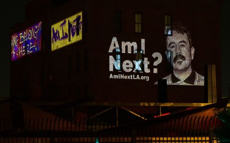 Los Angelesissa on ICE:n toimintaa vastustavia mainoksia.