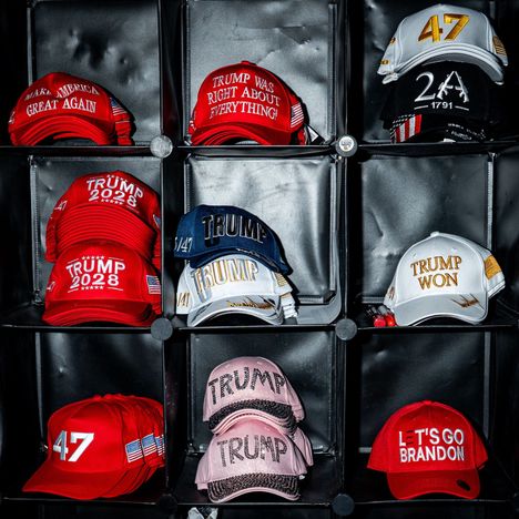 Trumpin ”fanituotteita” myynnissä poliittisessa tapahtumassa Kaliforniassa marraskuun alussa.