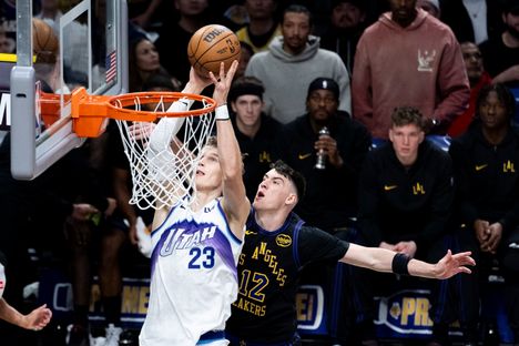 Markkanen panee palloa koriin kovilla tehoilla.