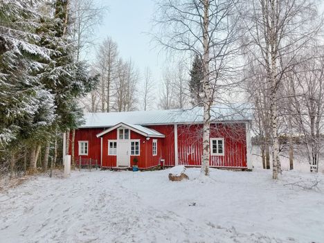 Kotia on remontoitu niin vähän kuin mahdollista. Kodista poikkeuksellisen tekee myös se, ettei vanhaan hirsitaloon tule lainkaan juoksevaa vettä, vaan peseytyminen tapahtuu ulkosaunassa.