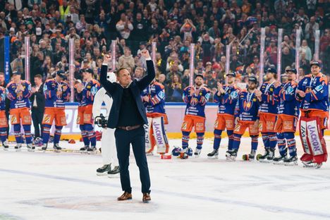 Tapola voitti Tapparan päävalmentajana neljä Suomen mestaruutta (2016, 2017, 2022, 2023) ja CHL:n mestaruuden (2023).