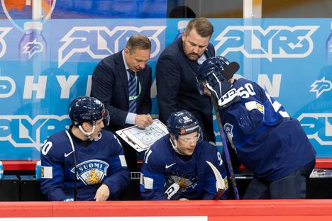 Tapola toimi Leijonien apuvalmentajana viime kevään MM-kisoissa Tukholmassa.