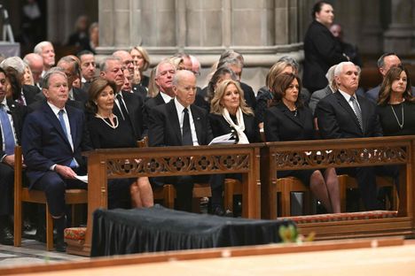 Tilaisuuteen saapui koko maan entinen elossa oleva ylin valtionjohto.