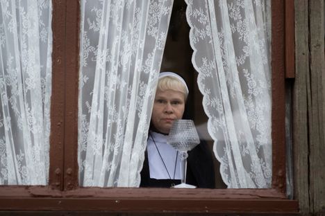 Susanna Saarinen on esittänyt nunnaa aiemminkin. Hän oli mukana, kun Salattuihin elämiin kuvattiin kohtauksia ”Ismon” ja ”Sepon” seikkailuista nunnaluostarissa.