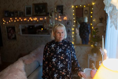 Susanna Saarinen on näytellyt Salatuissa elämissä hovimestaria ja kaupan asiakasta. Hän on ollut mukana muun muassa Hälytys 112 ja Poliisit kotihälytys -televisiosarjoissa.