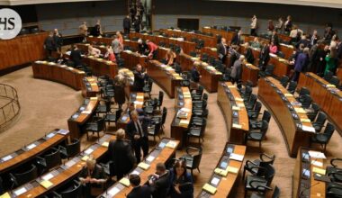 Kansanedustajilla poikkeuksellinen harjoitus: siirtyivät varaistuntosaliin