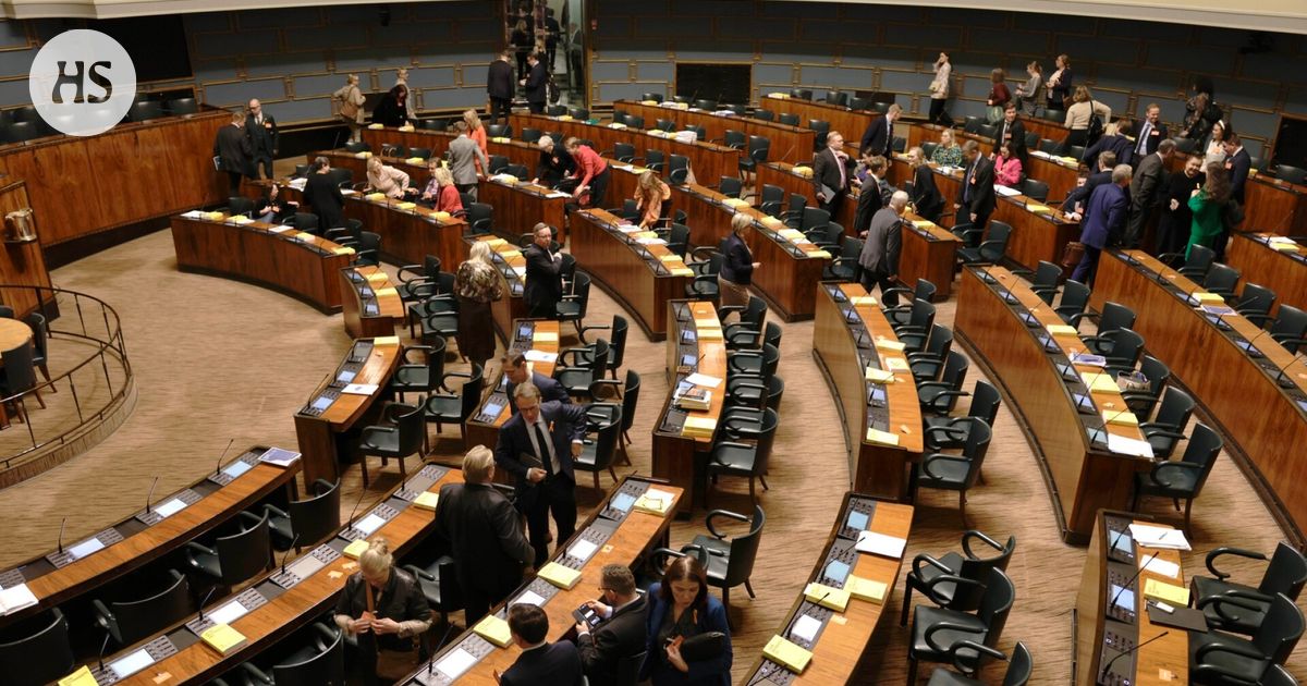 Kansanedustajilla poikkeuksellinen harjoitus: siirtyivät varaistuntosaliin