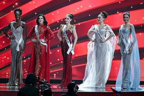 Miss Universe -kisan viiden kärkeen kuuluvat Norsunluurannikon Olivia Yace (vas.), Meksikon Fatima Bosch, Venezuelan Sephany Adriana Abasali Nasser, Filippiinien Ahtisa Manalo ja Thaimaan Praveenar Singh.