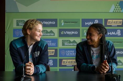 Uutta sarjaa kuvattiin myös Slovenian hiihtopyhättö Planicassa. Kuvassa Juliaa esittävä Reetta Ylä-Rautio (vas.) ja Helmiä esittävä Edit Williams (oik.).