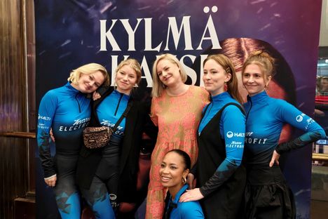 Jemina Jokisalo (kesk. ylhäällä) voitti tammikuussa parhaan käsikirjoituksen Venla-palkinnon Toinen tuleminen -sarjasta. Kuvassa hänen lisäkseen Kylmä kausi -sarjassa näyttelevät Reetta Ylä-Rautio (vas.), Roosa Söderholm, Edit Williams, Sannah Nedergård ja Kreeta Salminen.