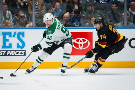 Dallas haki pisteet Vancouverista. Canucksin Jake DeBrusk ahdisti Mikko Rantasta avauserässä.