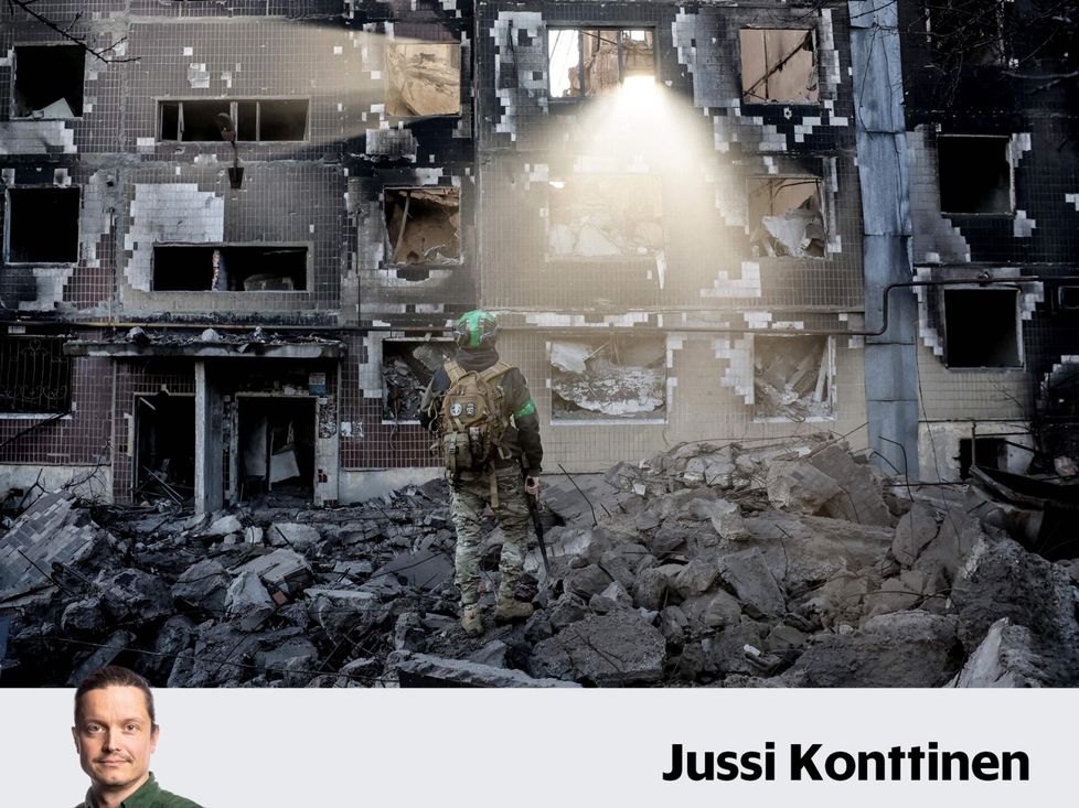 Ukrainalaissotilas kuvattiin tuhoutuneen kerrostalon raunioilla Donetskin alueen Kostjantynivkassa viime viikolla.