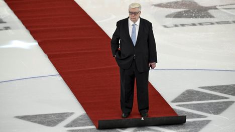 Punainen matto on Kummolalle tuttu paikka. Tässä hän odottelee avauskiekon pudottamista Tampereen EHT-turnauksessa, joka pelattiin tämän vuoden marraskuun alussa.