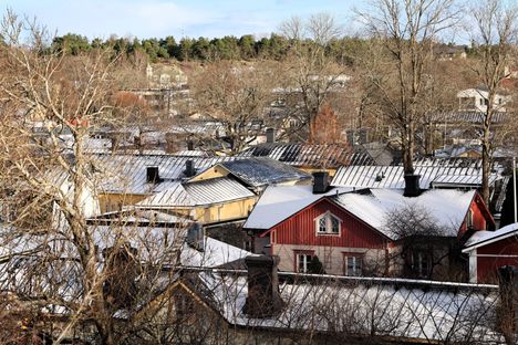 Mustaa savua ei Naantalin Vanhankaupungin piipuista tuprunnut viime lauantaina puolenpäivän tienoissa. Piippuja on tiheässä. 